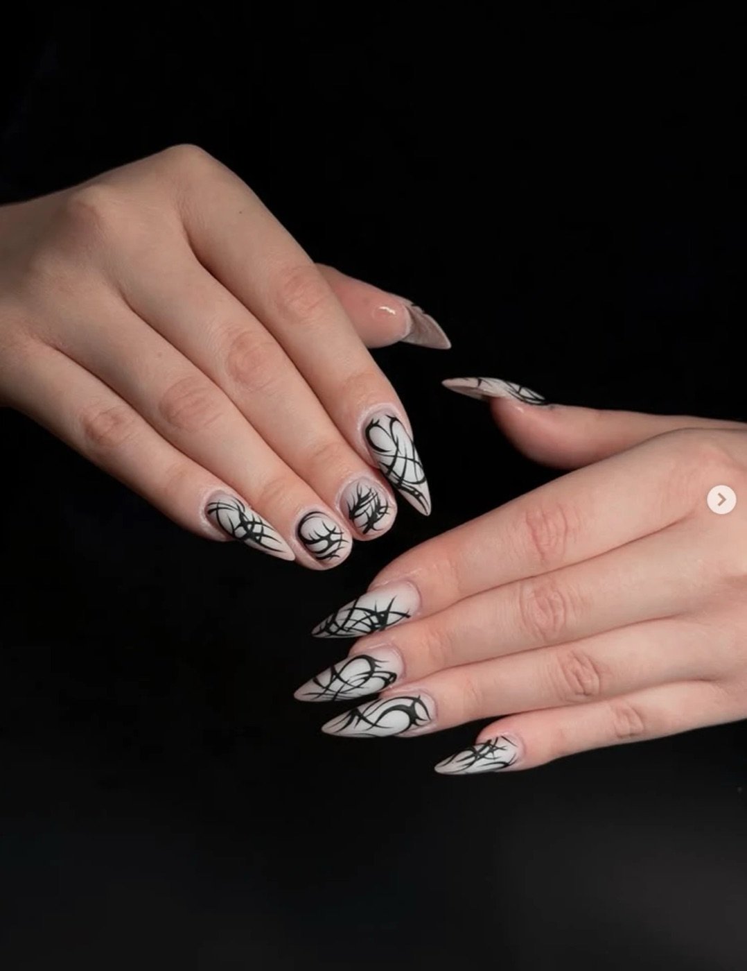 Tribal-Linework Nageldesign &ndash; Nail Gallery Frankfurt