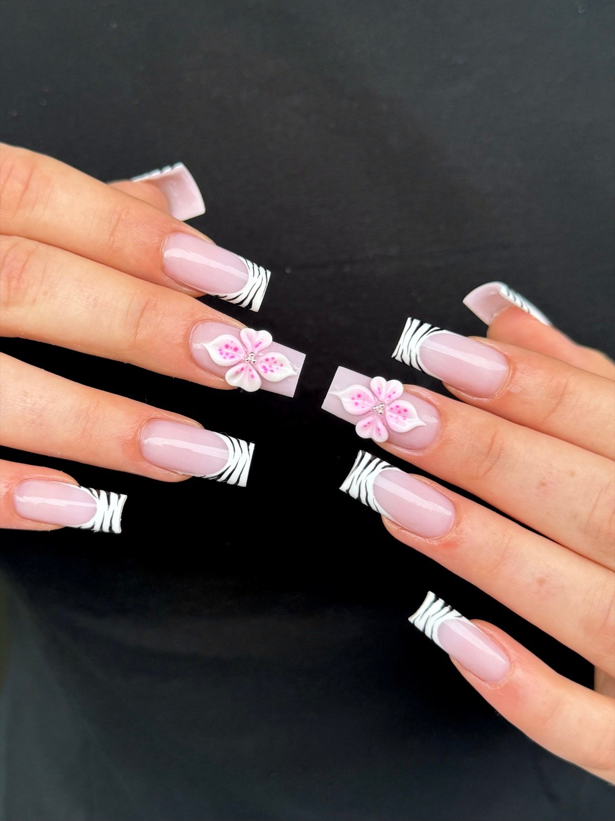 Zebra-French mit Blüten – Nageldesign Frankfurt