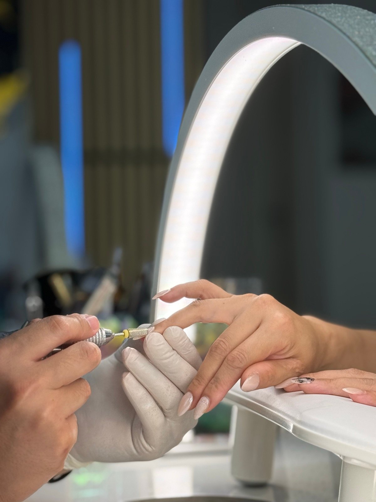 Nageldesign von Hand – Detailarbeit im Nagelstudio Frankfurt