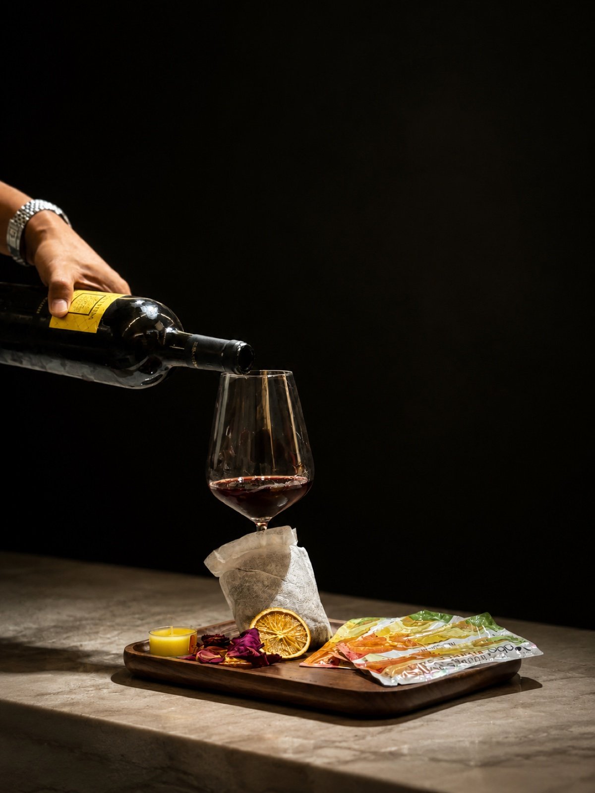 Ein Glas Wein zum Pediküre Spa Ritual – Nail Gallery Frankfurt
