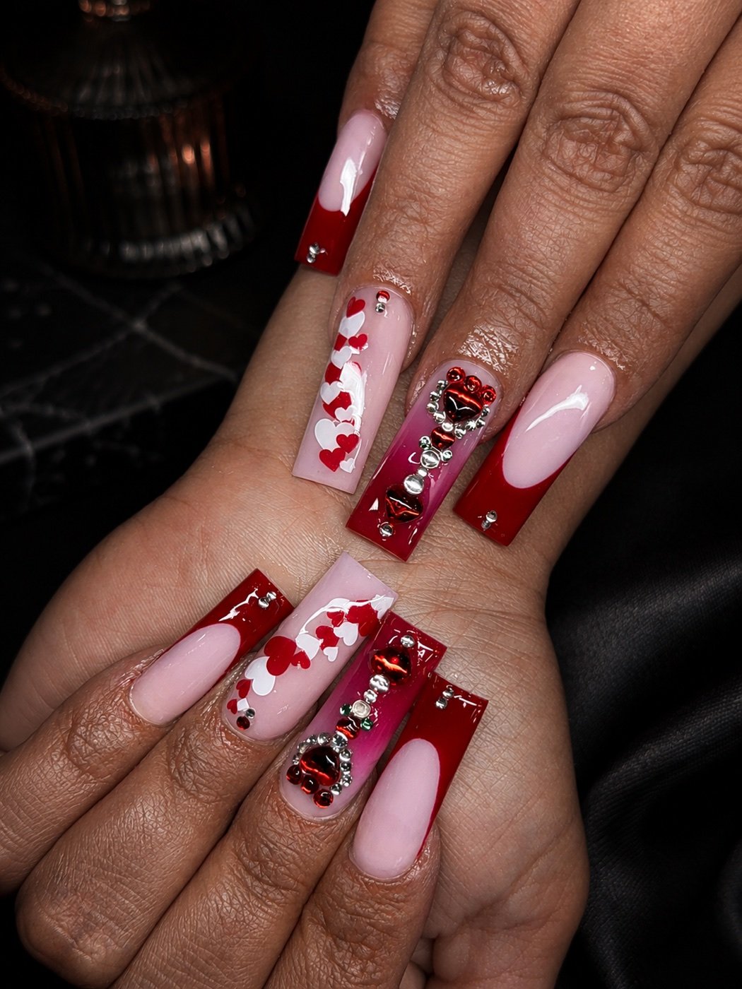 Nageldesign mit roten Herzen – Nail Gallery Frankfurt